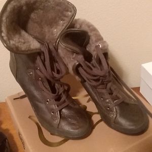 Hi heel lace of boots leather with fur around the ankle collar.